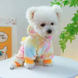 Detail van de kleurrijke tie-dye pluche huisdier hoodie met warme oranje geribbelde manchetten