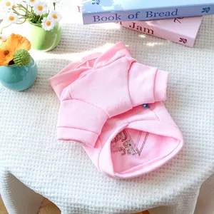 Détail d'un sweat à capuche rose pour animaux avec tissu tricoté doux et poignets côtelés