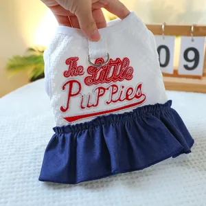 Vue détaillée d'une robe pour chien avec broderie, jupe en jean et anneau en D en métal