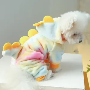 Detail van een kleurrijke fleece jumpsuit voor huisdieren met gele dinosaurusvinnen