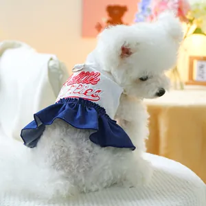 Détail de la robe pour chien avec broderie Little Puppies et anneau en D en métal