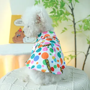 Detail van kleurrijk polkadot huisdiershirt met metalen D-ring voor riembevestiging