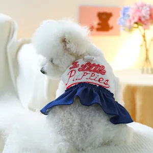 Détail d'une robe pour animal avec boucle en D et broderie The Little Puppies au dos