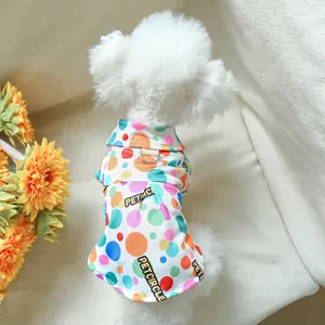 Detailansicht eines bunten Polka-Dot-Hundeshirts mit D-Ring für die Leinenbefestigung