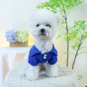 Détail d'un polo bleu foncé pour chien avec col classique et boutons blancs sur chien