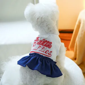 Détail de la robe pour chien en tissu nid d'abeille avec broderie et anneau en D en métal