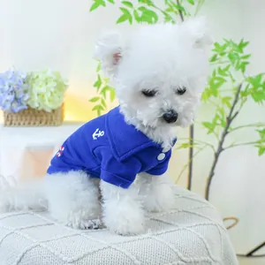 Gros plan du polo pour chien bleu marine avec broderie d'ancre blanche sur un chien