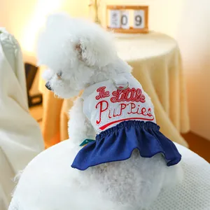 Détail d'une robe en jean pour chien avec broderie et anneau en D sur un bichon