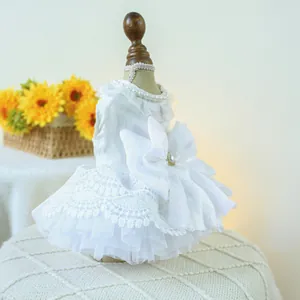 Vue macro de robe de mariée pour animaux avec dentelle, grand nœud et détails perlés
