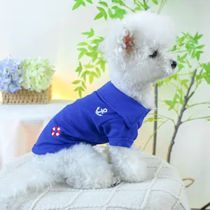 Détail du polo pour animaux bleu marine avec broderie d'ancre sur un petit chien