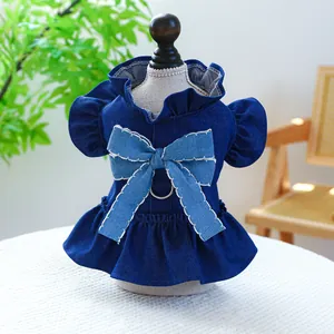 Détails d'une robe en denim pour animaux avec doubles nœuds bleus et anneau en D en métal
