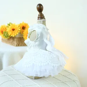 Détail d'une robe de mariée pour chien blanche avec broderie en dentelle et col perlé