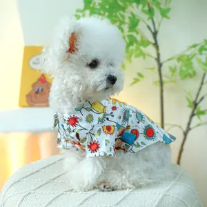 Detailopname van lichtgewicht huisdierenshirt met kleurrijke cartoon bloemenprint