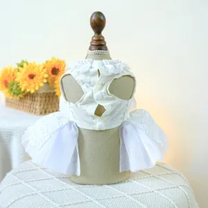 Détails de robe de mariée pour chien en dentelle multicouche avec perles blanches