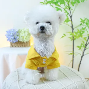 Détail rapproché d'un polo jaune pour animal avec boutons blancs et maille douce