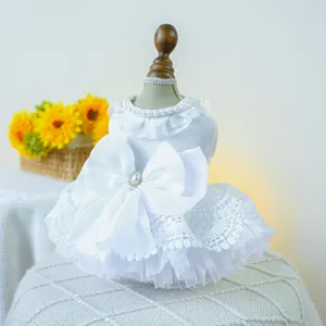 Détail de la robe de mariée blanche pour chien avec dentelle et nœud en perles
