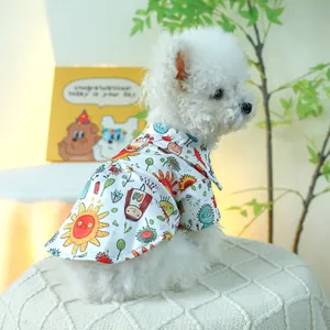 Detail van kleurrijk graffiti huisdierenshirt op Bichon Frise met riemopening