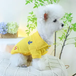 Détail du polo jaune pour animaux avec broderie ancre et boutons blancs sur tissu en maille