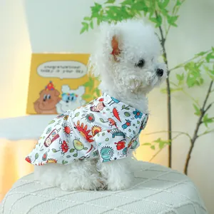 Detail van lichtgewicht huisdiershirt met kleurrijke cartoon doodles op een kleine hond