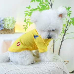 Détail d'un polo jaune pour animal avec broderie d'ancre marine sur un petit chien