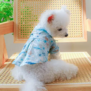 Detail van een lichtblauw huisdierenshirt met kleurrijke oceaanprints voor honden