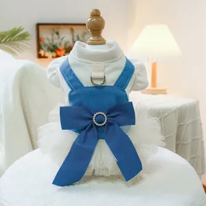 Dettaglio di abito per animali con fiocco blu perlato, gonna in tulle e anello a D in metallo