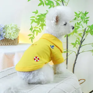 Détail des broderies ancre et bouée sur le polo jaune pour petits chiens et chats