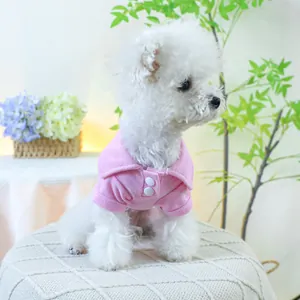 Détail d'un polo rose pour animaux avec broderie et col classique pour petit chien