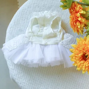 Détail d'une robe de mariée pour chien avec dentelle délicate et jupe en tulle blanc
