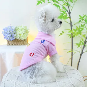 Détail du polo rose pour animaux avec broderie ancre sur tissu respirant de qualité
