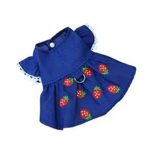 Jolie robe en jean fraise pour animaux avec dentelle et anneau en D métallique