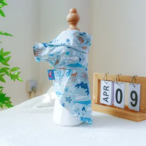 Detail van zomerhemd voor huisdieren met oceaanprints op lichte ademende stof