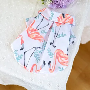 Detailopname van een zomerhemd voor huisdieren met flamingo- en bladerpatronen