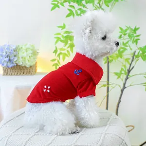 Détail du polo rouge pour animaux avec broderie d'ancre nautique et tissu en coton respirant