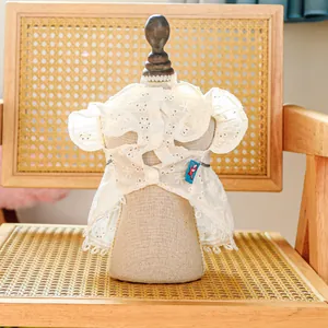 Détail de la robe blanche pour chien avec broderie florale et fermeture à boutons