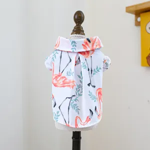 Detail van lichtgewicht zomerhemd voor huisdieren met roze flamingo en bladeren