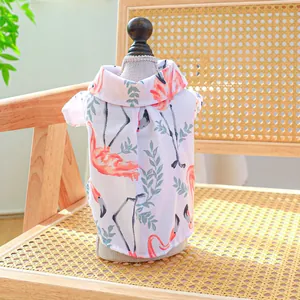 Detail van een zomerhemd voor huisdieren met flamingoprint op een paspop
