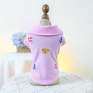 Détail d'un polo rose pour animaux avec broderie d'ours nautique sur le dos