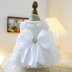 Robe de mariée élégante pour petit chien avec collier de perles et grand nœud blanc au dos