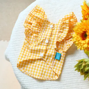Détail de la chemise jaune à carreaux pour chien avec volants et boutons pression