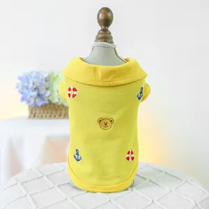 Détail du polo jaune pour animaux avec broderie ours et motifs nautiques élégants