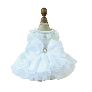 Robe de mariée blanche pour animaux avec collier de perles et tutu en tulle