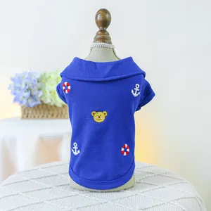 Détail du polo pour animaux bleu roi avec broderie ours, ancre et bouée de sauvetage