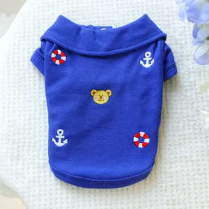 Détail d'un polo bleu roi pour animaux en coton piqué avec broderies de petit ours