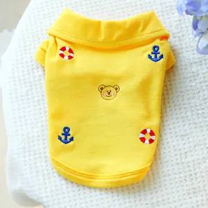 Détail du polo jaune pour animaux avec broderie d'ours nautique et design de col chic