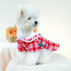 Detail van rood geruit hondenshirt met witte matrozenkraag en Petcircle merklabel