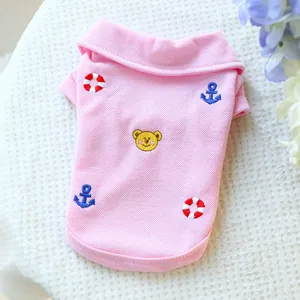 Détail du polo rose pour animaux avec broderie ours et texture en coton respirant