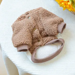 Gros plan sur un gilet en polaire sherpa marron pour animaux avec boutons pressions