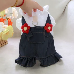 Détail d'une robe en jean pour chien avec fleurs et anneau en D pour la laisse