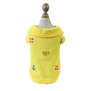 Polo jaune pour animaux avec broderie ours pour petits chiens et chats sur modèle